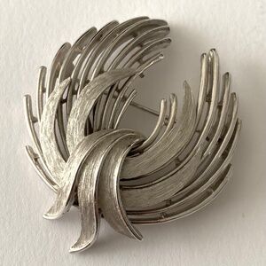 Vintage Crown Trifari Abstract Feather Ribbon Wreath Silver Tone Brooch Pin